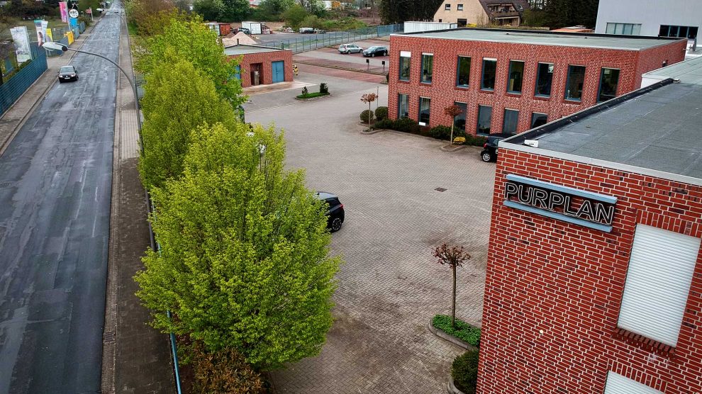 Auf dem Gelände der Purplan GmbH lädt die Kolpingsfamilie Hollage zum Auto-Gottesdienst ein. Foto: Volker Holtmeyer / Kolpingsfamilie Hollage