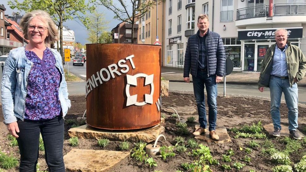 Marion Müssen, Stefan Düing und Helge Nestler am frisch umgestalteten Kreisel in Wallenhorst. Foto: CDW Wallenhorst