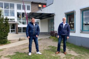 André Schwegmann und Thorsten Peters an einem möglichen Standort für die neue Mensa in Hollage-Ost. Foto: CDW