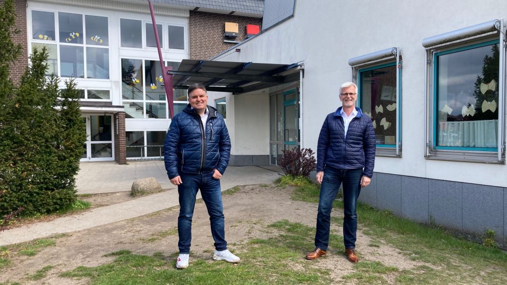 André Schwegmann und Thorsten Peters an einem möglichen Standort für die neue Mensa in Hollage-Ost. Foto: CDW