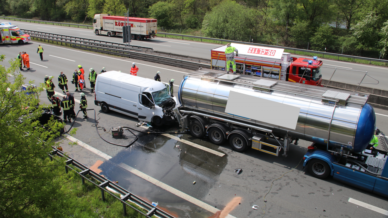 Schwerer Verkehrsunfall zwischen Wallenhorst und Bramsche mit Vollsperrung der A1 am Mittwochnachmittag mit Einsatz der Feuerwehr Wallenhorst und eines Rettungshubschraubers. Foto: Marc Dallmöller