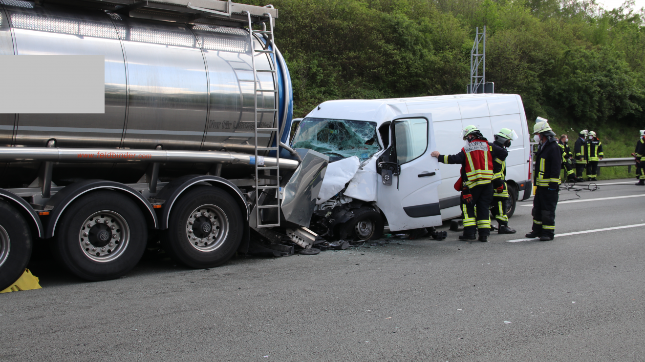 Schwerer Verkehrsunfall zwischen Wallenhorst und Bramsche mit Vollsperrung der A1 am Mittwochnachmittag mit Einsatz der Feuerwehr Wallenhorst und eines Rettungshubschraubers. Foto: Marc Dallmöller