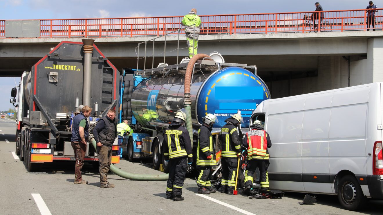 Schwerer Verkehrsunfall zwischen Wallenhorst und Bramsche mit Vollsperrung der A1 am Mittwochnachmittag mit Einsatz der Feuerwehr Wallenhorst und eines Rettungshubschraubers. Foto: Marc Dallmöller