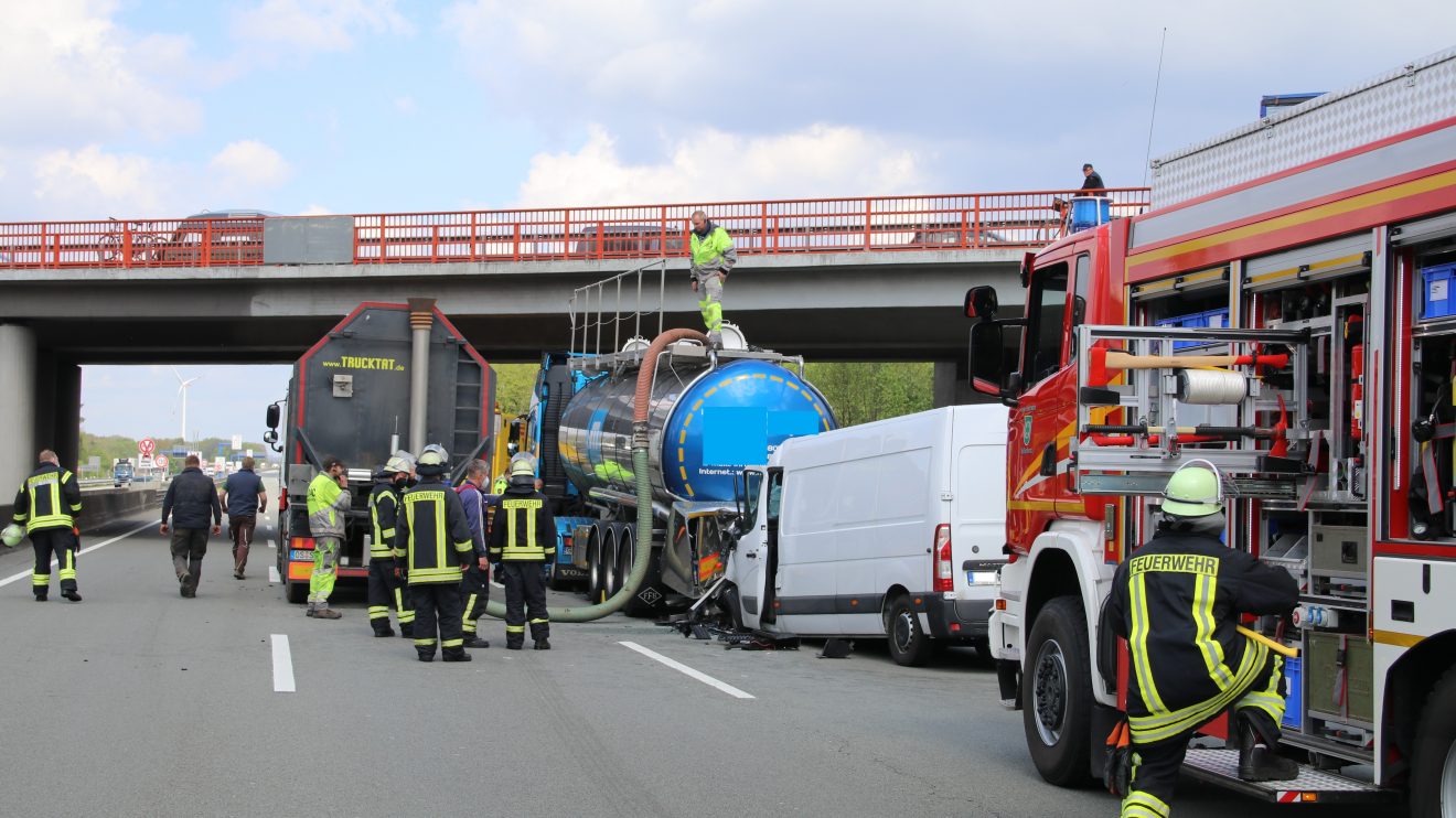 Schwerer Verkehrsunfall zwischen Wallenhorst und Bramsche mit Vollsperrung der A1 am Mittwochnachmittag mit Einsatz der Feuerwehr Wallenhorst und eines Rettungshubschraubers. Foto: Marc Dallmöller