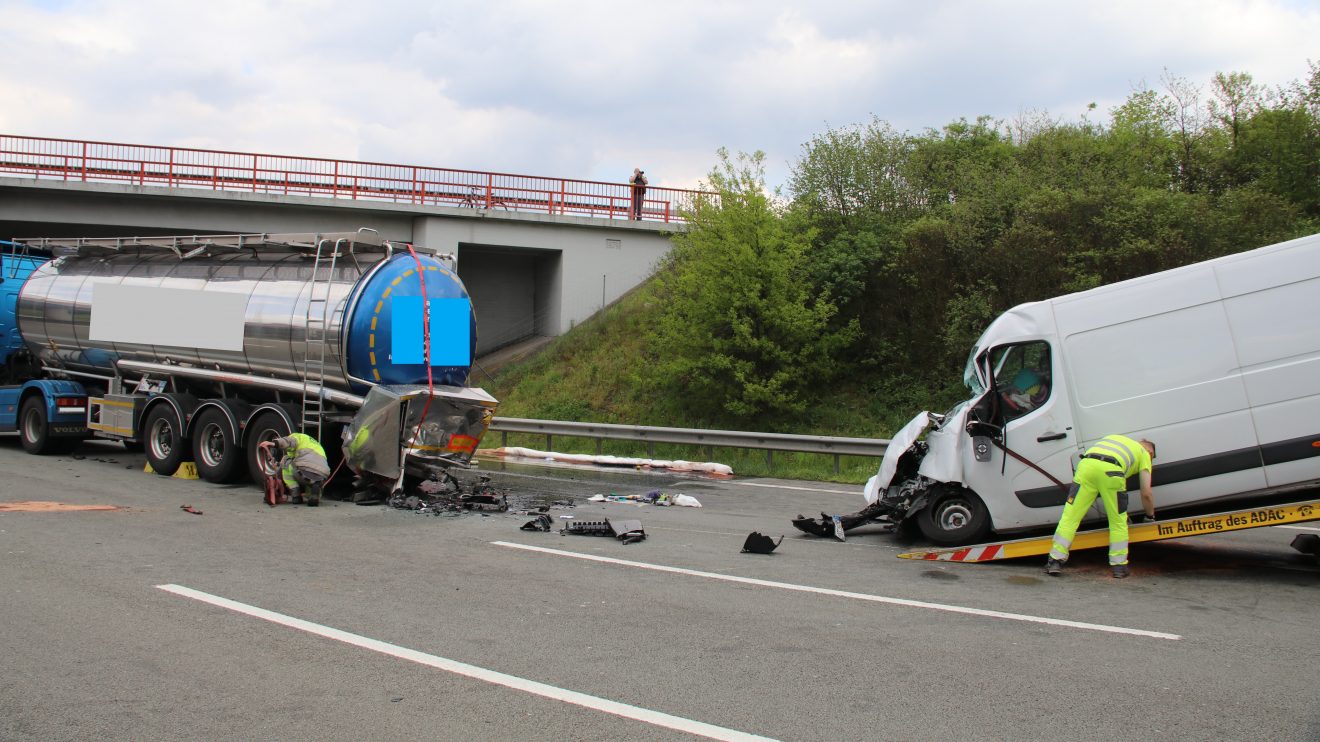 Schwerer Verkehrsunfall zwischen Wallenhorst und Bramsche mit Vollsperrung der A1 am Mittwochnachmittag mit Einsatz der Feuerwehr Wallenhorst und eines Rettungshubschraubers. Foto: Marc Dallmöller