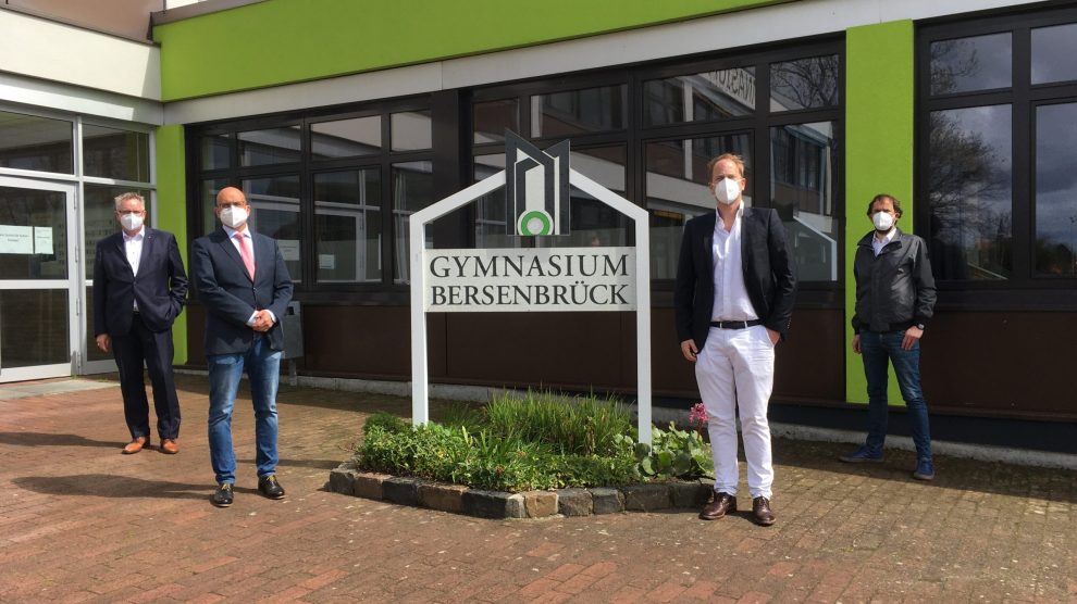 Reihenimpfung an Christi Himmelfahrt im Gymnasium Bersenbrück: Vor Ort informierten sich Kreisrat Winfried Wilkens (von links), Schulleiter Falk Kuntze, Dr. Carsten Brau vom Schmerztherapiezentrum Brau-Michel und Volker Trunt vom Landkreis Osnabrück über die Vorbereitungen für die Impfaktion, bei der alle Menschen ab 45 Jahren mit Astrazeneca geimpft werden können. Notwendig ist nur eine vorherige Anmeldung über das Internet. Foto: Landkreis Osnabrück