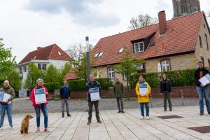 Preisverleihung mit Abstand und frischer Luft (von links): Henning Senger (Kohlbrecher GmbH), Birgit Schad (City Cleaners), Stefan Sprenger, Stephan Lahrmann (Tischlerei Lahrmann), Bürgermeister Otto Steinkamp, Karoline Ising (Erich-Kästner-Schule), Isabella Draber und Martin Brüggemann (Kolpingsfamilie Wallenhorst). Foto: André Thöle / Gemeinde Wallenhorst