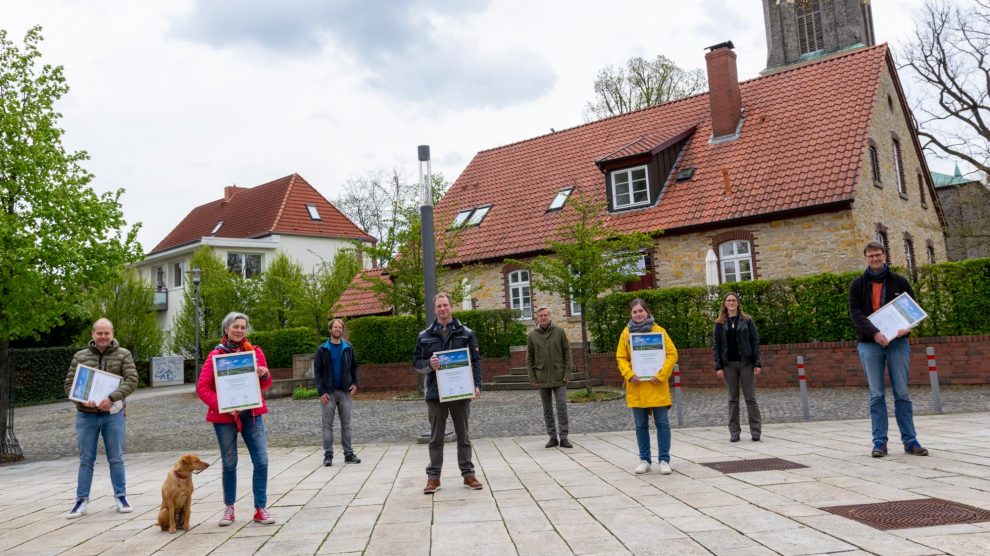 Preisverleihung mit Abstand und frischer Luft (von links): Henning Senger (Kohlbrecher GmbH), Birgit Schad (City Cleaners), Stefan Sprenger, Stephan Lahrmann (Tischlerei Lahrmann), Bürgermeister Otto Steinkamp, Karoline Ising (Erich-Kästner-Schule), Isabella Draber und Martin Brüggemann (Kolpingsfamilie Wallenhorst). Foto: André Thöle / Gemeinde Wallenhorst