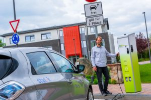 Klimaschonende Mobilität: Stefan Sprenger lädt ein Carsharing-Auto an der E-Ladesäule im Ruller Zentrum. Foto: André Thöle / Gemeinde Wallenhorst