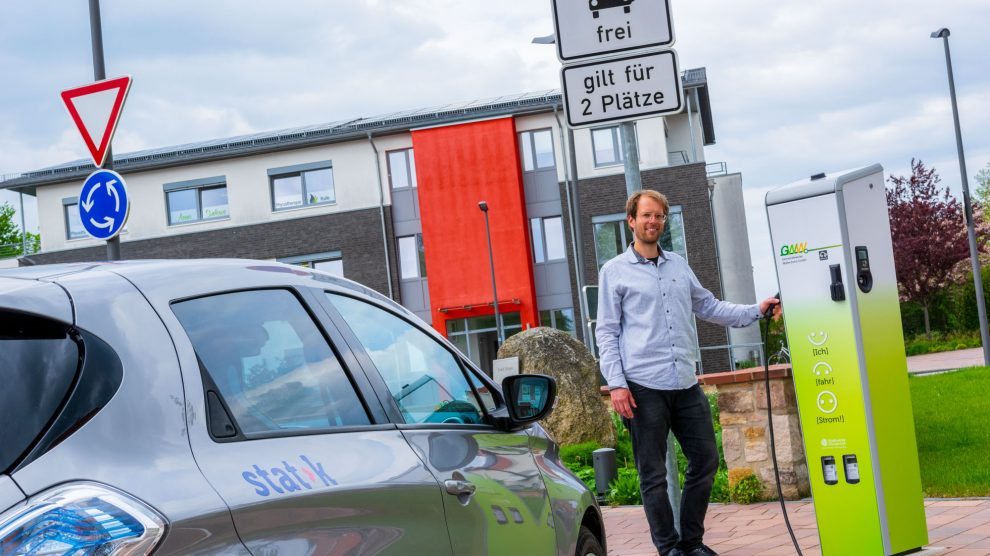 Klimaschonende Mobilität: Stefan Sprenger lädt ein Carsharing-Auto an der E-Ladesäule im Ruller Zentrum. Foto: André Thöle / Gemeinde Wallenhorst