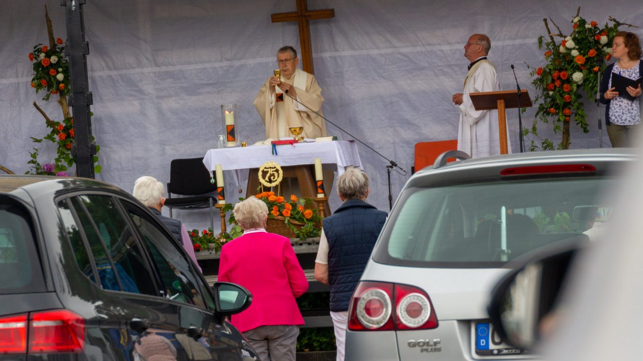 Reinhard Molitor zelebriert den Auto-Gottesdienst, mit dem die Kolpingsfamilie Hollage ihr 75-jähres Bestehen feiert. Foto: André Thöle / Kolpingsfamilie Hollage