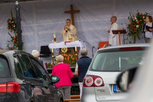 Reinhard Molitor zelebriert den Auto-Gottesdienst, mit dem die Kolpingsfamilie Hollage ihr 75-jähres Bestehen feiert. Foto: André Thöle / Kolpingsfamilie Hollage