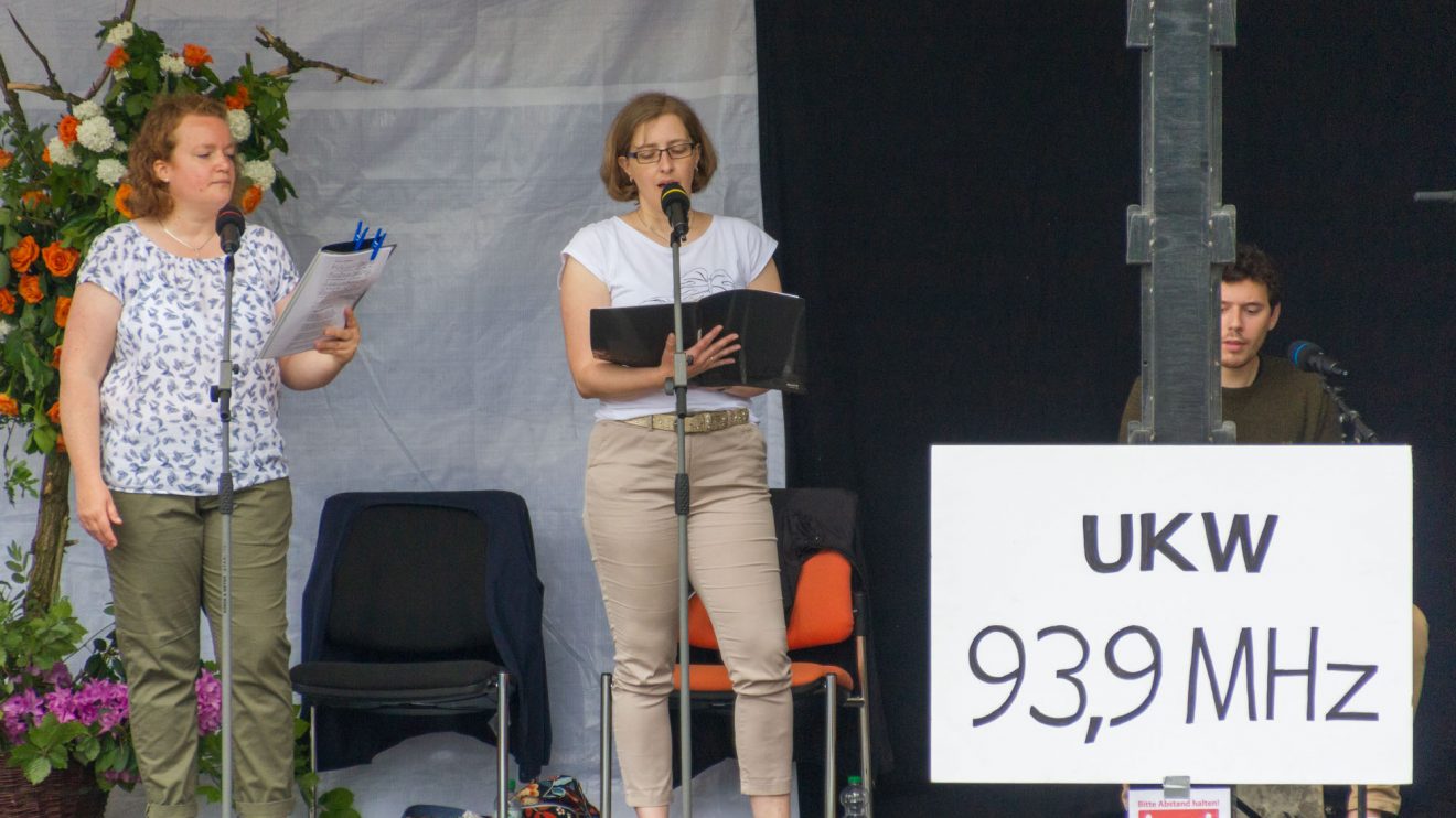 Live im „Kolping-Radio“ auf 93,9: Barbara Reichelt, Beatrix Weber und Lars Otte (von links). Foto: André Thöle / Kolpingsfamilie Hollage