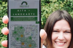 Die kommunale Fachberaterin Anna Peters präsentiert die interaktive Kita-Landkarte. Foto: Landkreis Osnabrück/Janna Fabian