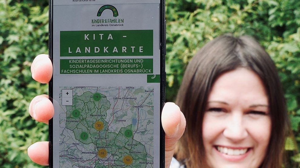 Die kommunale Fachberaterin Anna Peters präsentiert die interaktive Kita-Landkarte. Foto: Landkreis Osnabrück/Janna Fabian