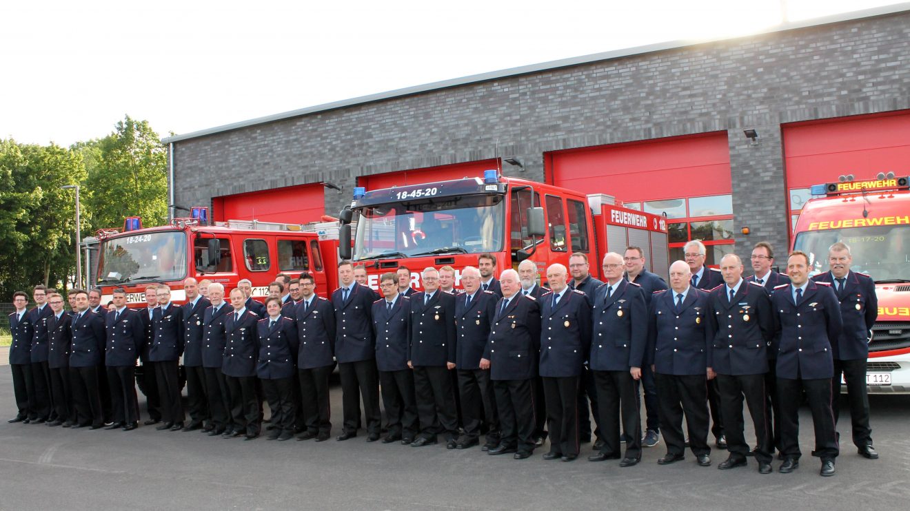 Mannschaftsfoto vor dem frisch eingeweihten Feuerwehrhaus im Anschluss an die Jahreshauptversammlung 2021. Foto: Feuerwehr Rulle