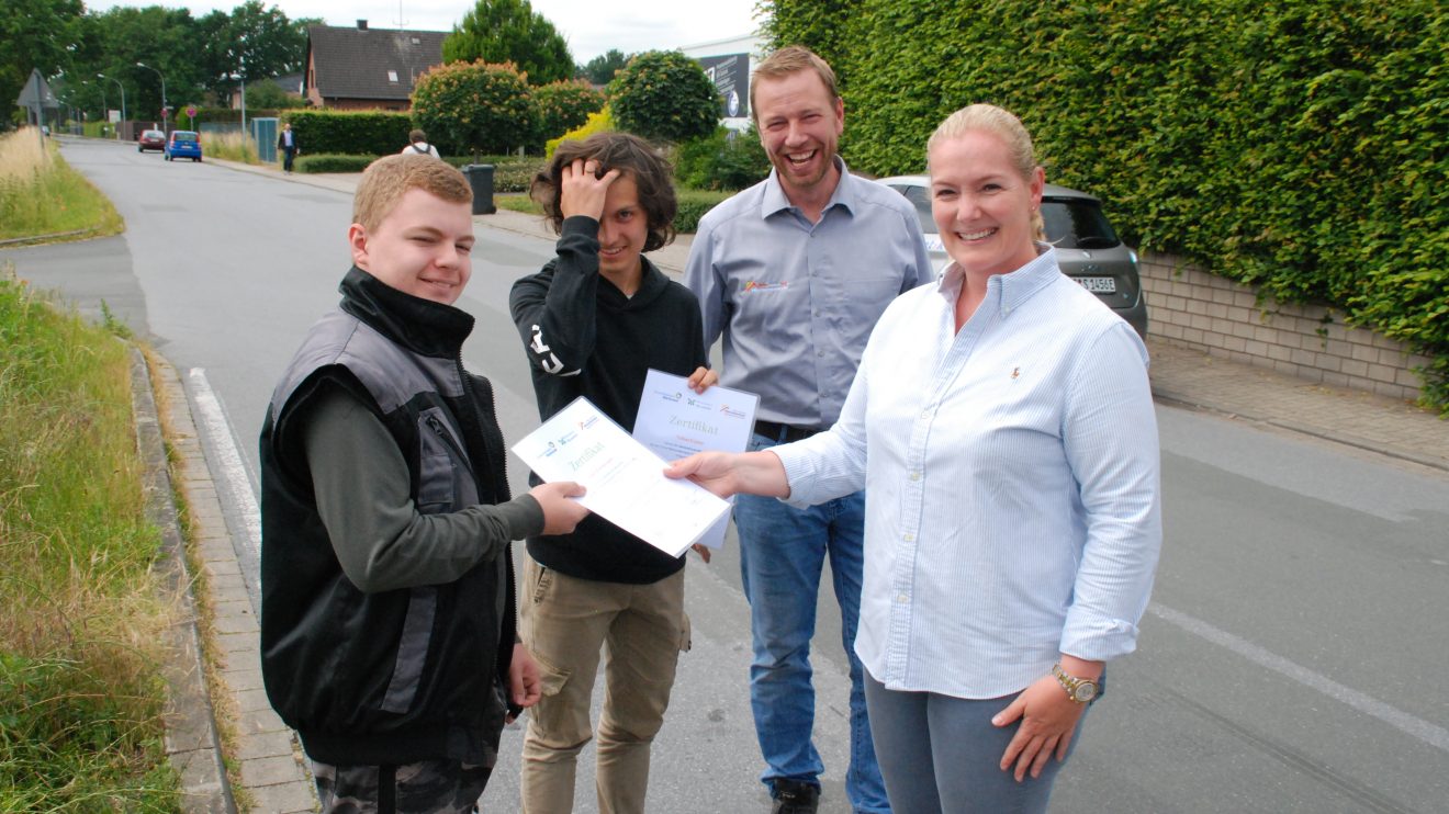 Gemeinsame GenerationenWerkstatt von Hörnschemeyer Dächer und Poske Garten- und Landschaftsbau mit der Realschule Wallenhorst. Foto: Babette Rüscher-Ufermann / Ursachenstiftung Osnabrück