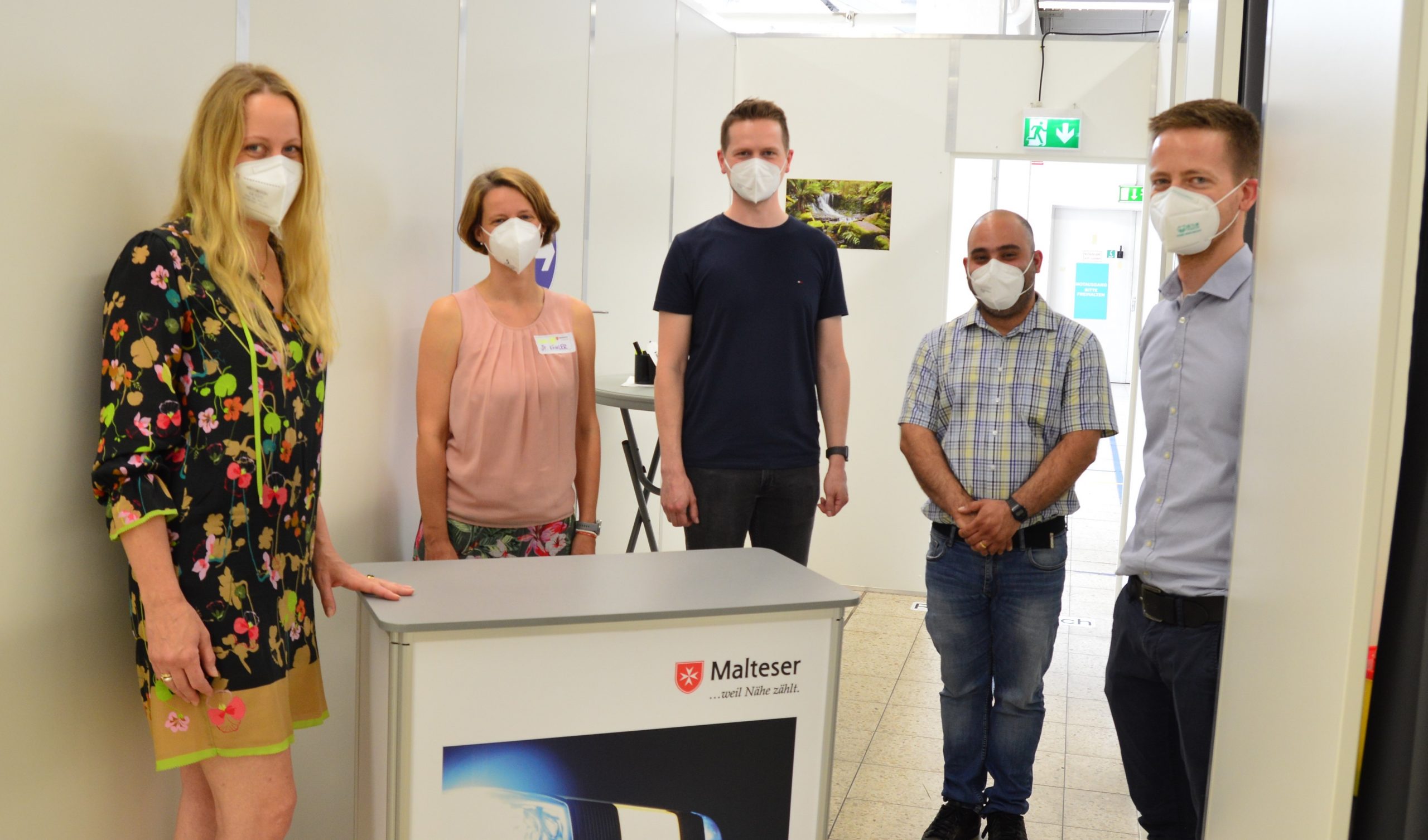 Hier werden die Impfungen gegeben: Landrätin Anna Kebschull (links) besuchte jetzt das Impfzentrum in Wallenhorst. Anlass war die 100.000. Impfung in den Impfzentren im Landkreis Osnabrück. Ihren Dank für den großen Einsatz des Personals nahmen stellvertretend entgegen (von links): Ärztin Leah Köhler, der stellvertretende Leiter Peter Hengelage, Leiter Keywan Seraji und Benedikt Guss (Landkreis Osnabrück). Foto: Landkreis Osnabrück
