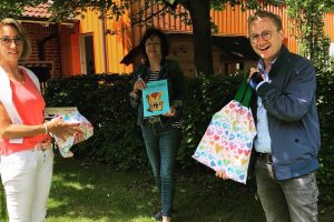 Annegret Rethmann, Monika Thünker-Wamhoff und Michael Lührmann bei der Übergabe der Buchpakete an der Kindertagesstätte St. Franziskus im Ortsteil Lechtingen. Foto: Initiative „Alles Familie“