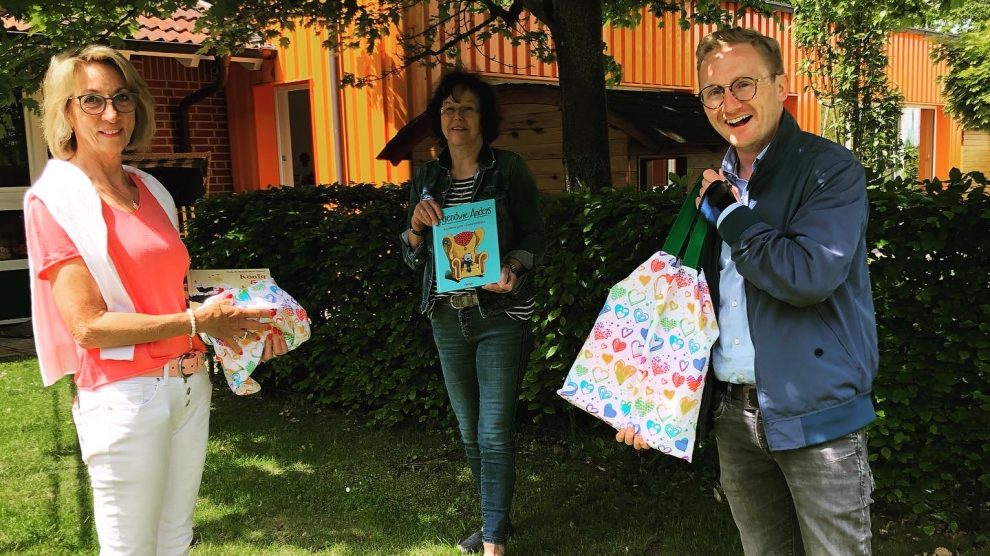 Annegret Rethmann, Monika Thünker-Wamhoff und Michael Lührmann bei der Übergabe der Buchpakete an der Kindertagesstätte St. Franziskus im Ortsteil Lechtingen. Foto: Initiative „Alles Familie“