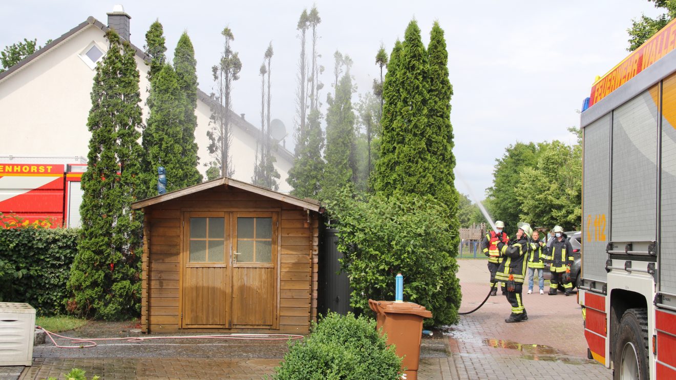 Die Feuerwehr Wallenhorst musste am Donnerstagnachmittag zu einem Heckenbrand nahe des Pyer Kirchwegs ausdrücken. Foto: Marc Dallmöller