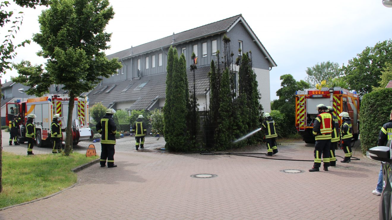 Die Feuerwehr Wallenhorst musste am Donnerstagnachmittag zu einem Heckenbrand nahe des Pyer Kirchwegs ausdrücken. Foto: Marc Dallmöller