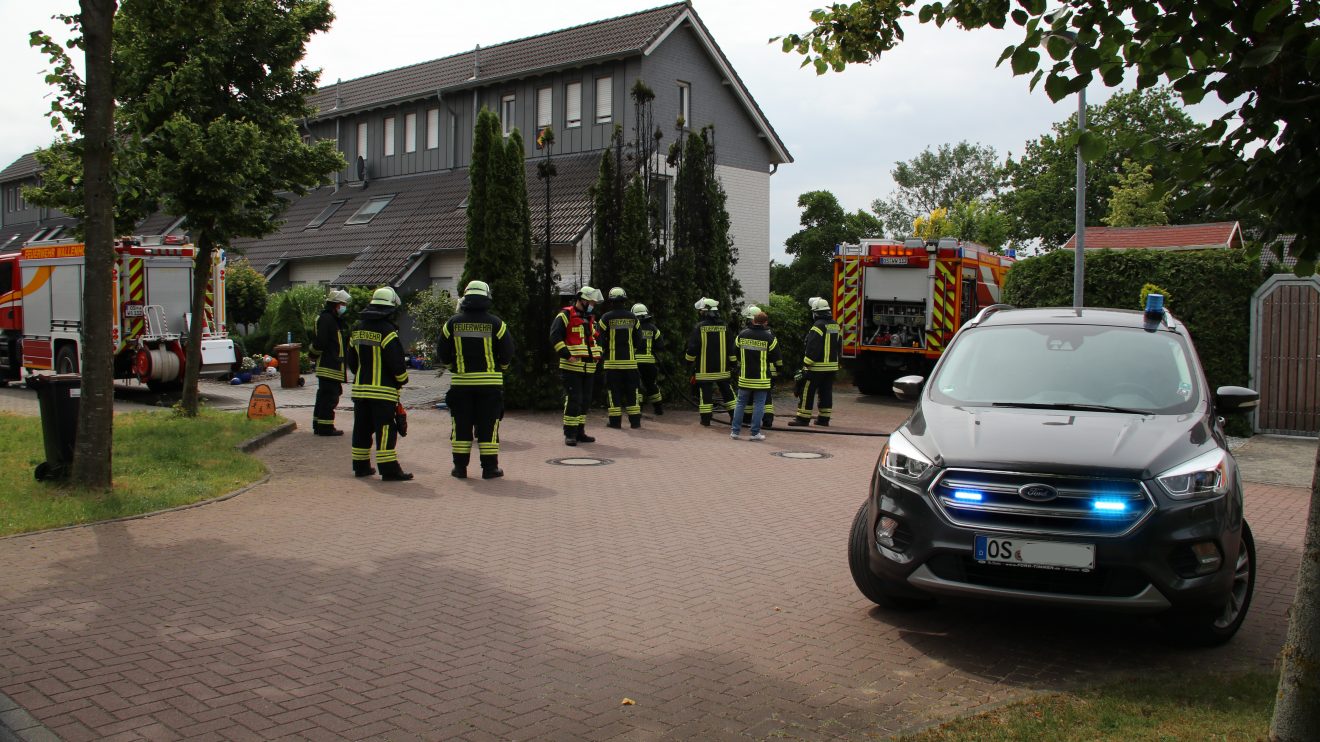 Die Feuerwehr Wallenhorst musste am Donnerstagnachmittag zu einem Heckenbrand nahe des Pyer Kirchwegs ausdrücken. Foto: Marc Dallmöller