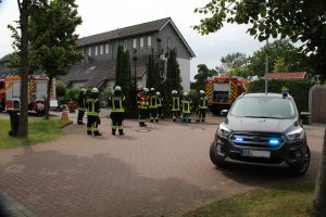 Die Feuerwehr Wallenhorst musste am Donnerstagnachmittag zu einem Heckenbrand nahe des Pyer Kirchwegs ausdrücken. Foto: Marc Dallmöller