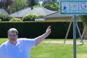 Holger Pellmann vor einem Spielplatzschild in Wallenhorst. Foto: CDU Wallenhorst