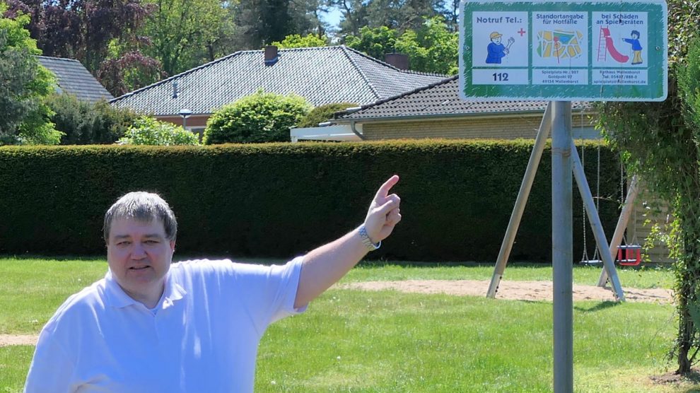 Holger Pellmann vor einem Spielplatzschild in Wallenhorst. Foto: CDU Wallenhorst