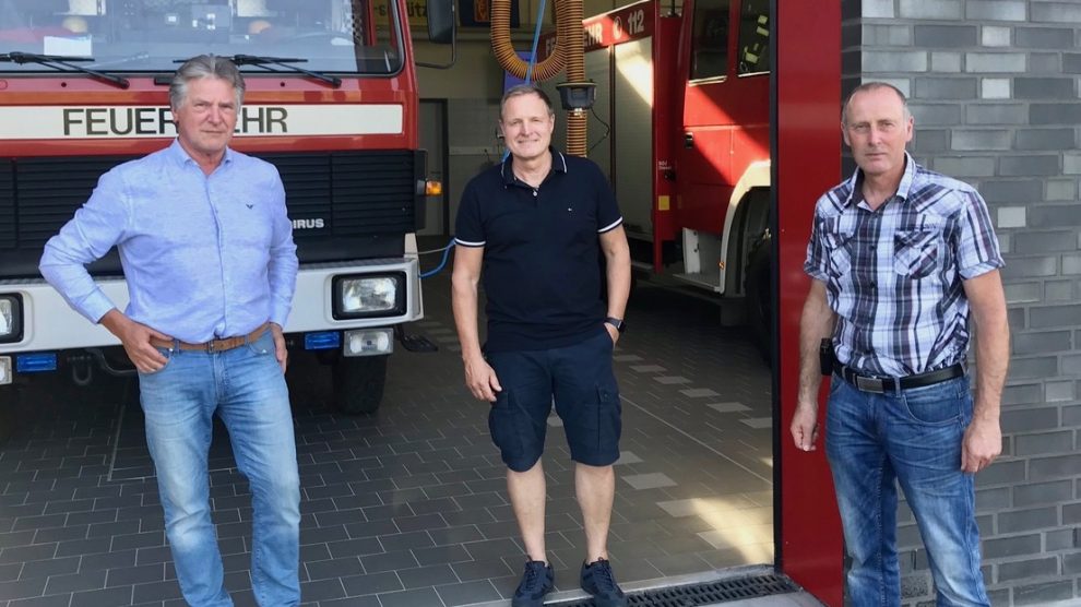 Freuen sich über den gelungenen Umzug: (von links) die Ratsmitglieder Hubert Pohlmann und Martin Lange sowie Ortsbrandmeister Ansgar Osterbrink. Foto: SPD Wallenhorst