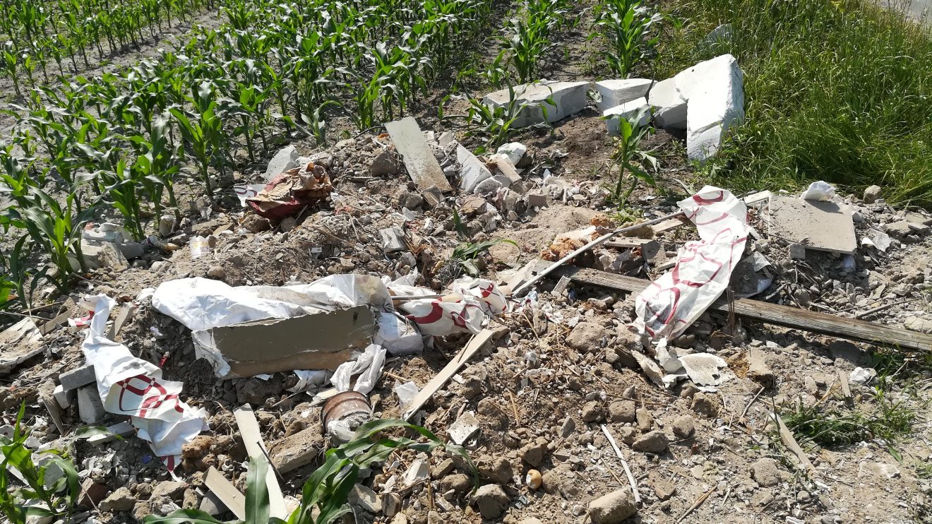 Dieser Bauschutt wurde in der Nacht zu Freitag illegal in einem Maisfeld in Lechtingen entsorgt. Die Polizei sucht Zeugen und Hinweise zum Müll. Foto: Polizei Bramsche/Wallenhorst