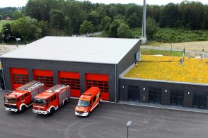 Rote Tore, „grünes“ Dach: die neue Wache der Freiwilligen Feuerwehr Rulle. Foto: Feuerwehr Rulle