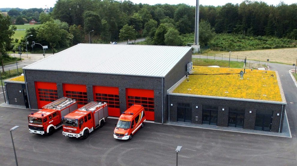 Rote Tore, „grünes“ Dach: die neue Wache der Freiwilligen Feuerwehr Rulle. Foto: Feuerwehr Rulle