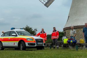 Yannik Nöring und Peter Schulte (DRK Wallenhorst) zeigten Dirk Hildebrandt und Ernst August Schulterobben (CDU Lechtingen) das Einsatzfahrzeug der Sanitäter vor Ort. Foto: CDU Lechtingen