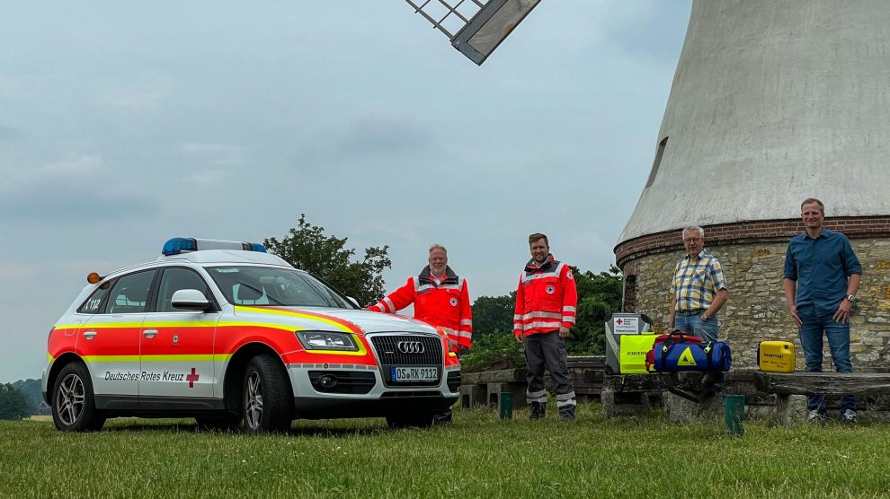 Yannik Nöring und Peter Schulte (DRK Wallenhorst) zeigten Dirk Hildebrandt und Ernst August Schulterobben (CDU Lechtingen) das Einsatzfahrzeug der Sanitäter vor Ort. Foto: CDU Lechtingen