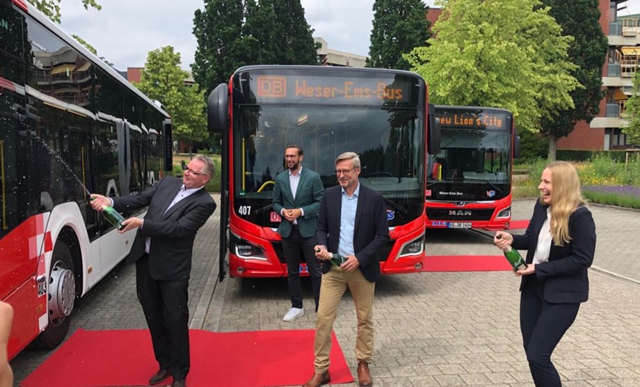 Bei der Taufe der neuen mild Hybridbusse für Wallenhorst: Dr. Winfried Wilkens, Daniel Marx, Otto Steinkamp und Anna Kebschull (von links nach rechts). Foto: Katrin Greywe © / Regio Bus Nord