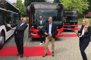 Bei der Taufe der neuen mild Hybridbusse für Wallenhorst: Dr. Winfried Wilkens, Daniel Marx, Otto Steinkamp und Anna Kebschull (von links nach rechts). Foto: Katrin Greywe © / Regio Bus Nord