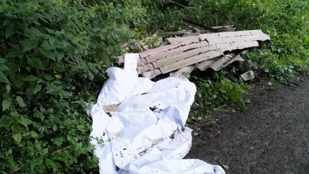 An einem Waldweg im Bereich Bramheide / Zum Ickerkolk entsorgten Unbekannte illegal Faserzementplatten und weiße Kunststofffolien. Foto: Polizei