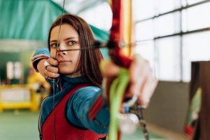 Bogenschießen findet sich als separate Veranstaltung sowie als Teil des „Boys/Girls go outdoor“-Angebotes im Ferienspaßprogramm. Symbolfoto: Mikhail Nilov / Pexels