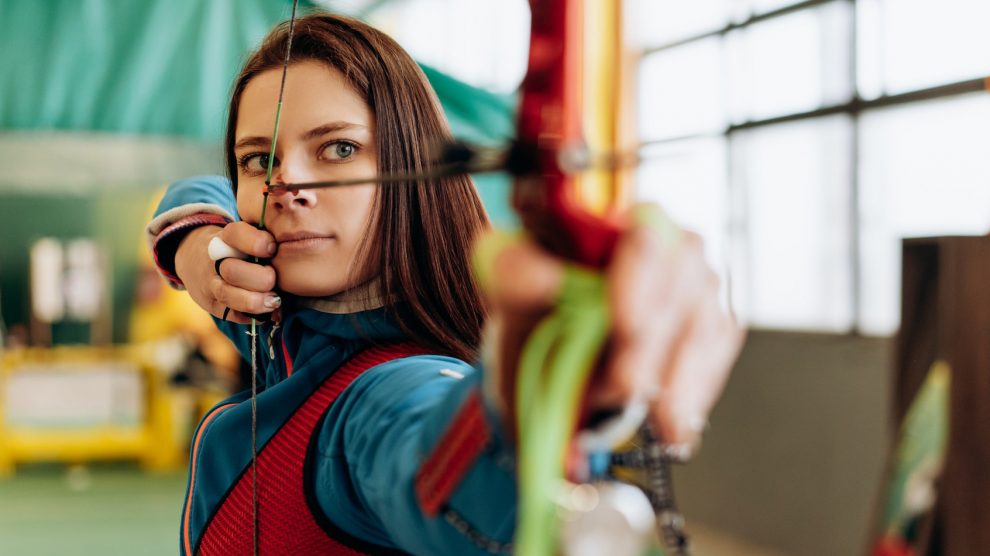 Bogenschießen findet sich als separate Veranstaltung sowie als Teil des „Boys/Girls go outdoor“-Angebotes im Ferienspaßprogramm. Symbolfoto: Mikhail Nilov / Pexels