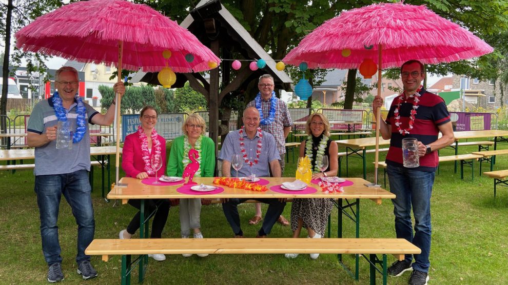 Vorfreude auf ein buntes Bürgerdinner im Bürgerbiergarten (v.li.): Johannes Beckmann, Sarah Tausch, Ines Brünger, Mario Heinhold, Hans-Jürgen Klumpe, Annegret Rethmann und Stefan Ludwig. Foto: René Sutthoff / Konsequent PR