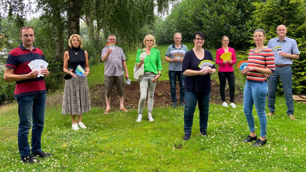 Gemeinsam überreichten die Mitglieder von „Wir für Wallenhorst“ (hinten, v.li.) Stefan Ludwig, Annegret Rethmann (Vorsitzende der Bürgerstiftung Wallenhorst), Hans-Jürgen Klumpe, Ines Brünger, Johannes Beckmann, Sarah Tausch und Mario Heinhold die Gutscheine an Lisa Guhe und Eva-Maria Meins-Niemann (vorne) vom Familienservicebüro der Gemeinde. Foto: Rene Sutthoff/konsequent PR