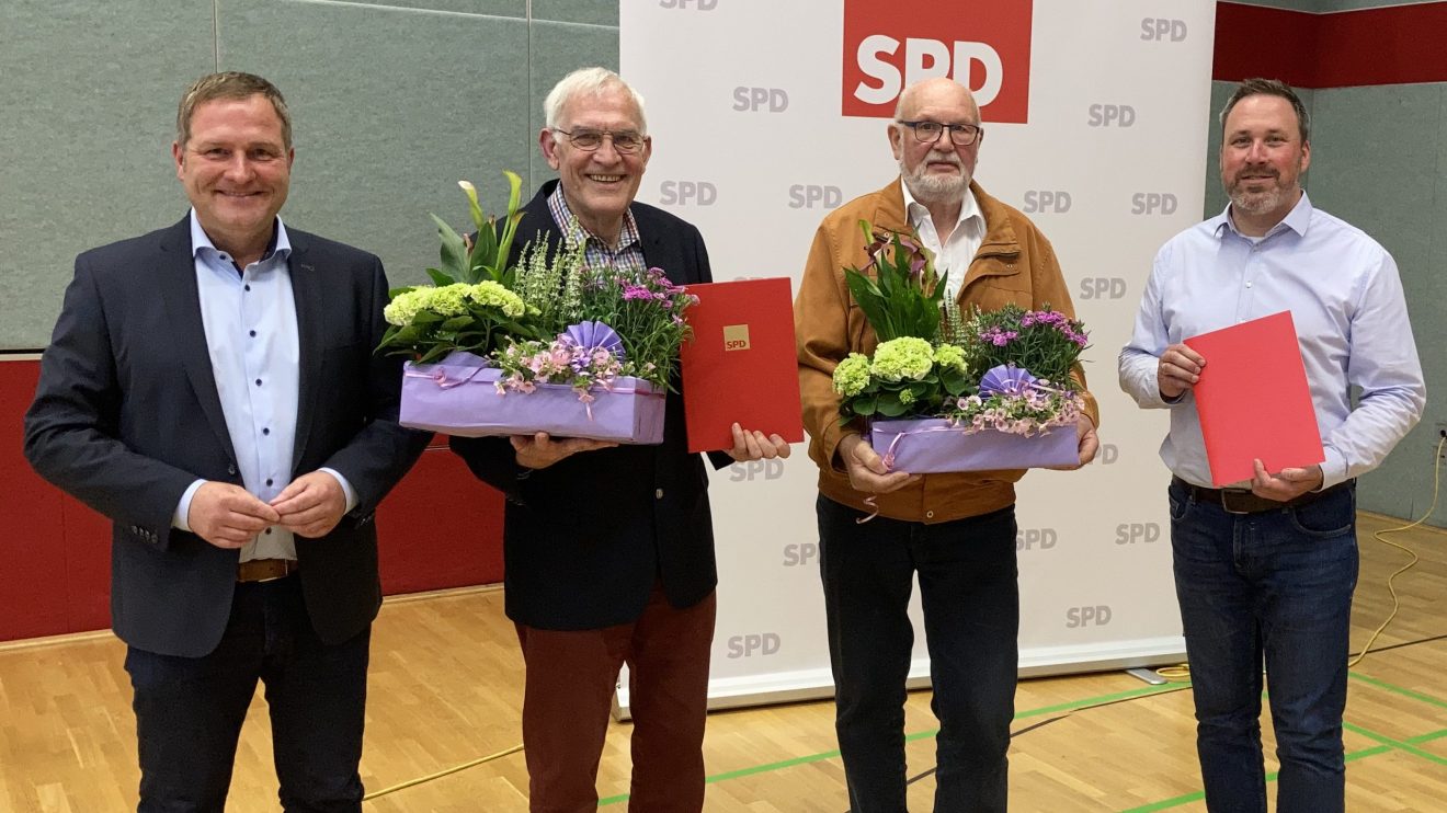 Vom SPD-Vorsitzenden Hendrik Remme und dem Landtagsabgeordneten Guido Pott für 50 und 45 Jahre Parteimitgliedschaft geehrt: Siegfried Leicht (Zweiter von links) und Gerd Hohoff (Dritter von links). Foto: SPD Wallenhorst
