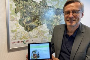 Otto Steinkamp präsentiert seine neue Internetseite, auf der er über seine Themen für die Gemeinde Wallenhorst informiert. Foto: privat