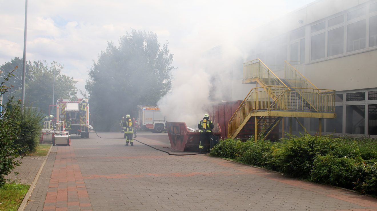 Die Feuerwehr Wallenhorst löscht den Containerbrand an der Alexanderschule am Freitagnachmittag. Foto: Marc Dallmöller / md-foto.com