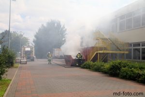 Die Feuerwehr Wallenhorst löscht den Containerbrand an der Alexanderschule am Freitagnachmittag. Foto: Marc Dallmöller / md-foto.com