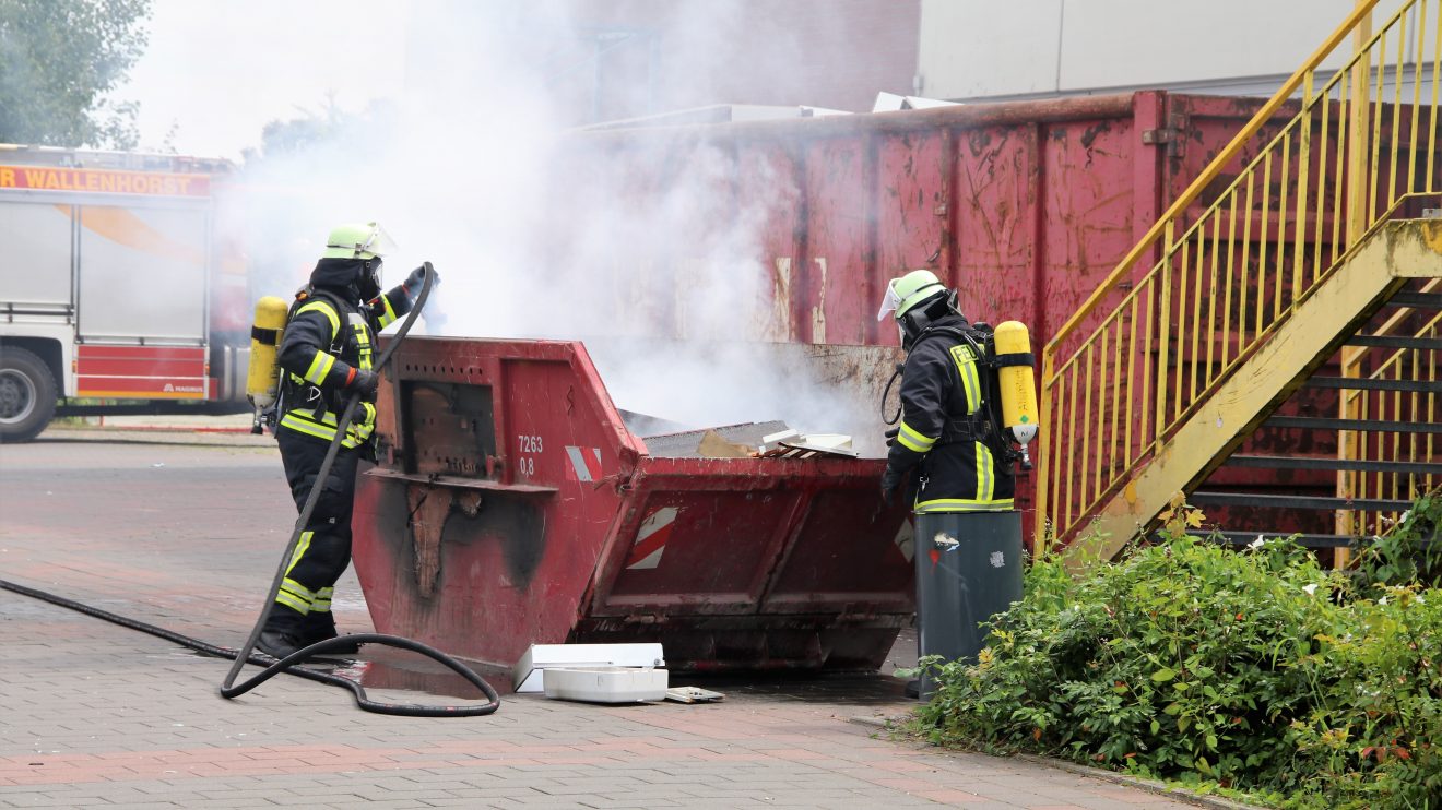 Die Feuerwehr Wallenhorst löscht den Containerbrand an der Alexanderschule am Freitagnachmittag. Foto: Marc Dallmöller / md-foto.com