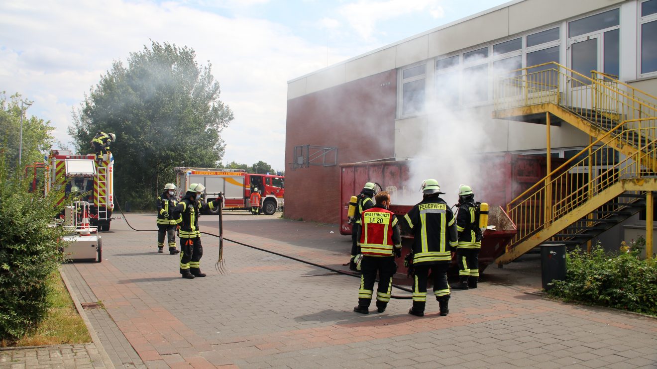 Die Feuerwehr Wallenhorst löscht den Containerbrand an der Alexanderschule am Freitagnachmittag. Foto: Marc Dallmöller / md-foto.com