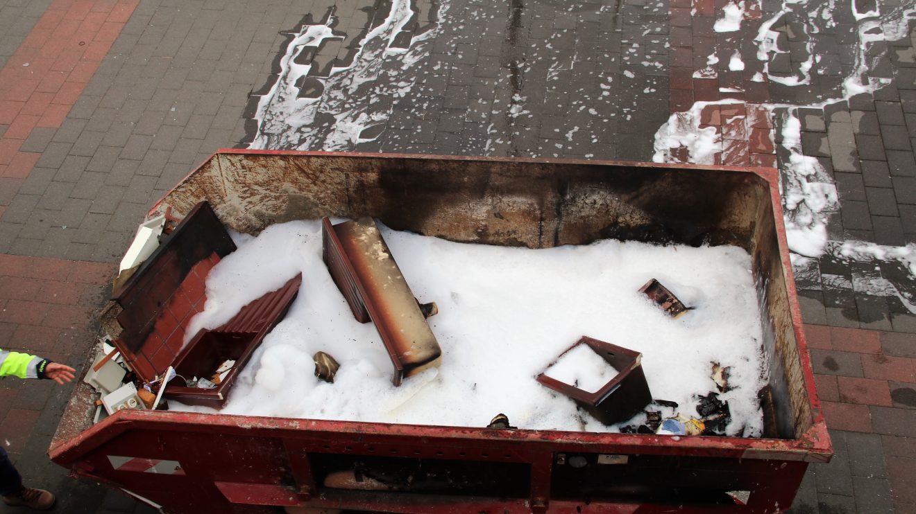 Die Feuerwehr Wallenhorst löscht den Containerbrand an der Alexanderschule am Freitagnachmittag. Foto: Marc Dallmöller / md-foto.com